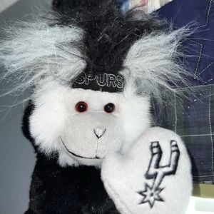 🖤 🏀 ⛹️ FUZZHEAD NBA San Antonio SPURS Logo Hanging Hugging Monkey! Like New!🖤